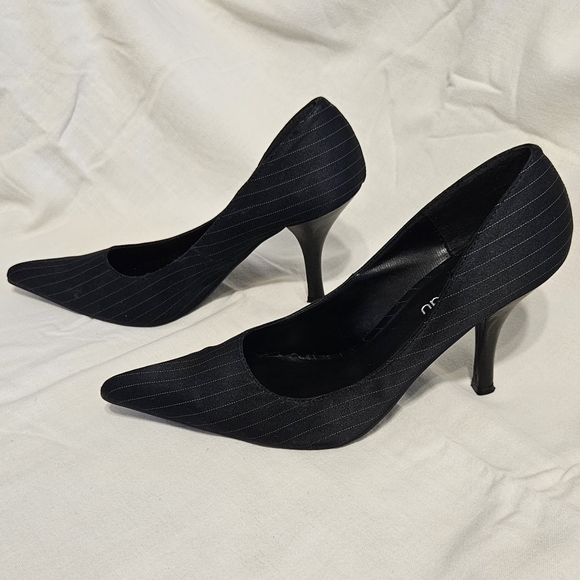 Le Chateau pinstripe 3 1/2" stiletto pump Size 7 - Picture 6 of 9